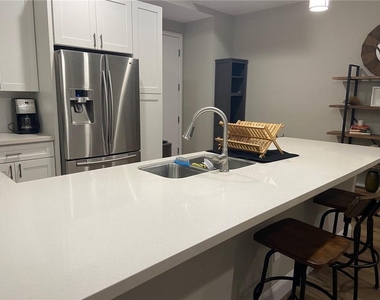507 Sabine St - Photo Thumbnail 8