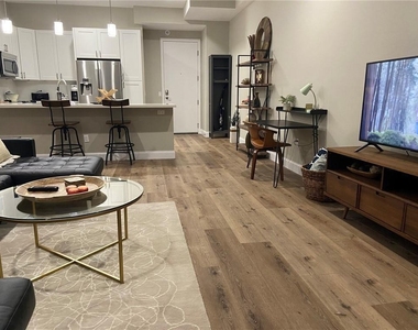 507 Sabine St - Photo Thumbnail 10
