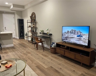 507 Sabine St - Photo Thumbnail 5