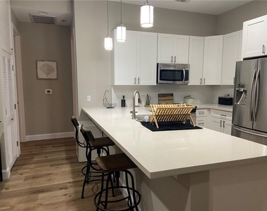 507 Sabine St - Photo Thumbnail 11