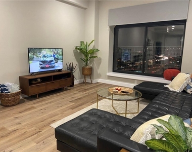 507 Sabine St - Photo Thumbnail 7