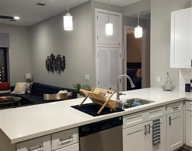 507 Sabine St - Photo Thumbnail 2