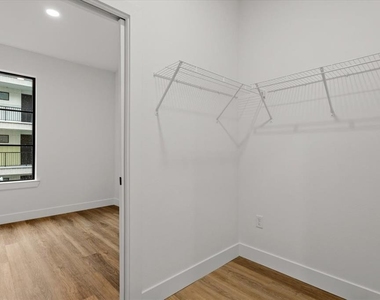 4315 S Congress Ave - Photo Thumbnail 7