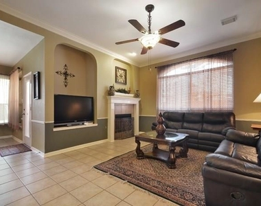 1302 Hunter Ace Way - Photo Thumbnail 5