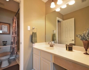 1302 Hunter Ace Way - Photo Thumbnail 16
