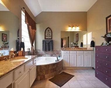 1302 Hunter Ace Way - Photo Thumbnail 9