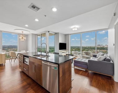 300 Bowie St - Photo Thumbnail 1