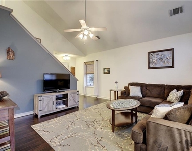 9112 Swanson Ln - Photo Thumbnail 2