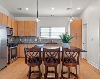 1702 S Lamar Blvd - Photo Thumbnail 2