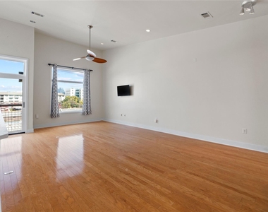 1702 S Lamar Blvd - Photo Thumbnail 6
