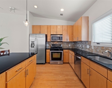 1702 S Lamar Blvd - Photo Thumbnail 3