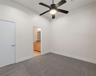 1702 S Lamar Blvd - Photo Thumbnail 17