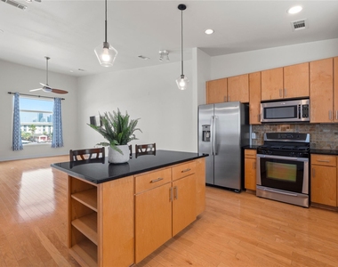 1702 S Lamar Blvd - Photo Thumbnail 4