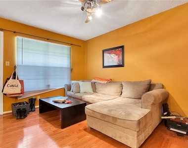 910 Duncan Ln - Photo Thumbnail 2