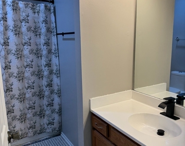 2404 Kenmore Court - Photo Thumbnail 22
