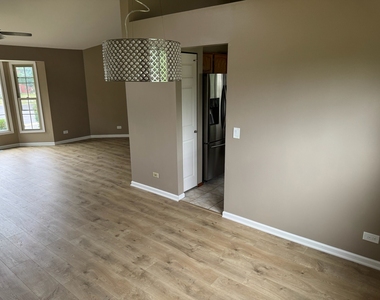 2404 Kenmore Court - Photo Thumbnail 7