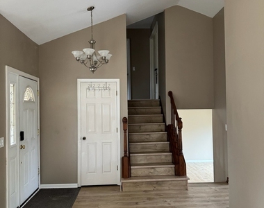 2404 Kenmore Court - Photo Thumbnail 4