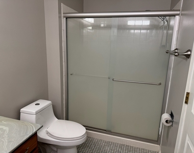2404 Kenmore Court - Photo Thumbnail 17