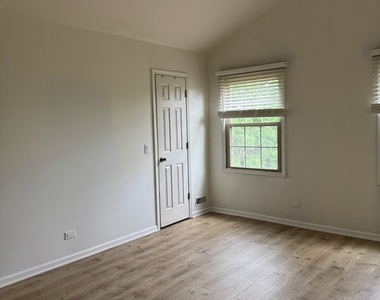 2404 Kenmore Court - Photo Thumbnail 15