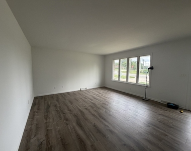 518 E 18th Street - Photo Thumbnail 3