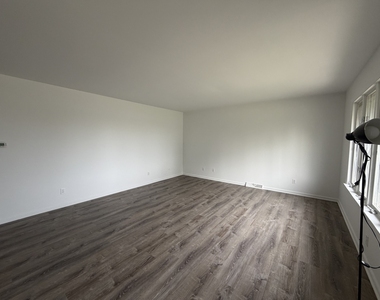 518 E 18th Street - Photo Thumbnail 2