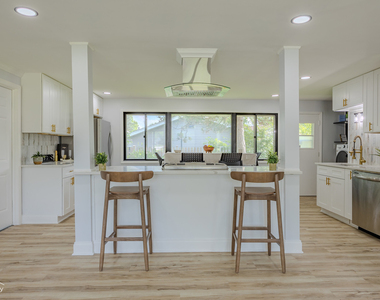 631 W Weathersfield Way - Photo Thumbnail 2