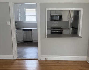 2439 W Byron Street - Photo Thumbnail 3