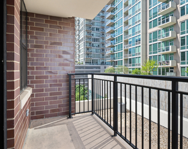 451 W Huron Street - Photo Thumbnail 9