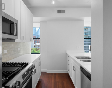 451 W Huron Street - Photo Thumbnail 6