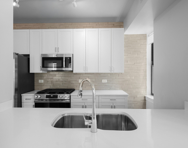 451 W Huron Street - Photo Thumbnail 5