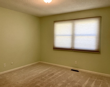 2209 Grange Circle - Photo Thumbnail 12