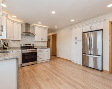 8108 N Oriole Avenue - Photo Thumbnail 2