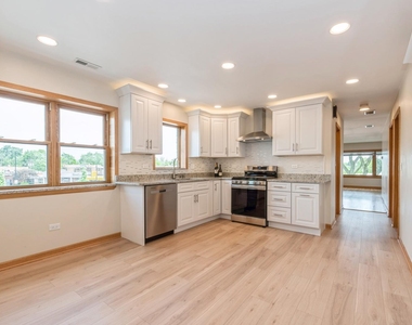 8108 N Oriole Avenue - Photo Thumbnail 3