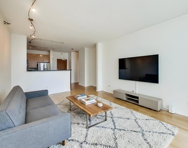 600 N Kingsbury Street - Photo Thumbnail 7