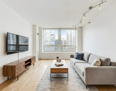 600 N Kingsbury Street - Photo Thumbnail 6