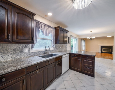 339 Windsor Drive - Photo Thumbnail 4