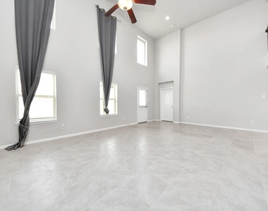 6934 Rosalina Landing Ln - Photo Thumbnail 11