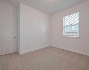 4206 Colony Lane - Photo Thumbnail 7