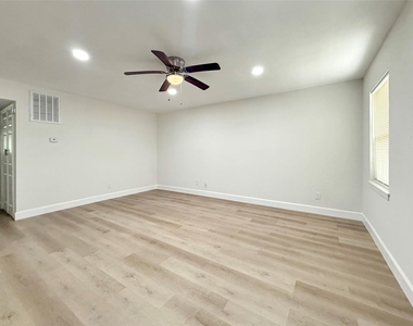 1016 E Walker Street - Photo Thumbnail 8