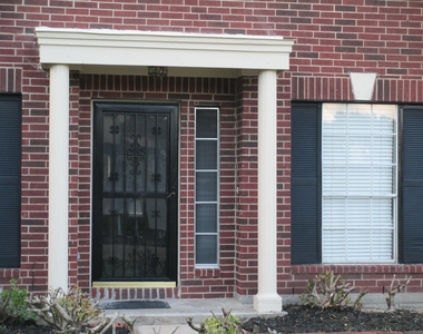 16714 Cheshire Place Drive - Photo Thumbnail 2