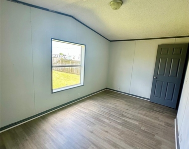 2523 Oyster Creek Bend - Photo Thumbnail 12