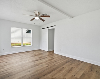 915 W Lewis Street - Photo Thumbnail 7