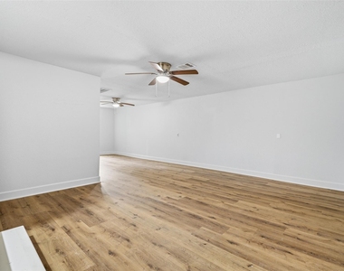 915 W Lewis Street - Photo Thumbnail 20
