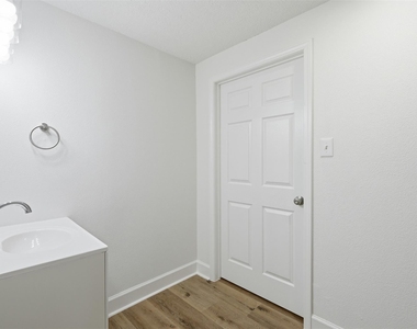 915 W Lewis Street - Photo Thumbnail 11