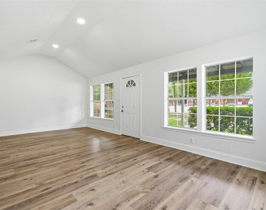 915 W Lewis Street - Photo Thumbnail 6