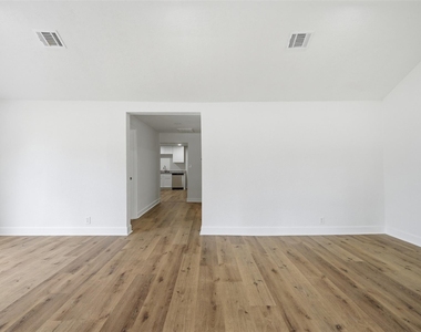 915 W Lewis Street - Photo Thumbnail 3