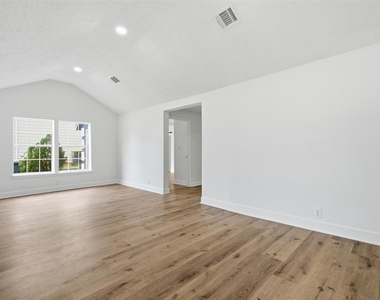 915 W Lewis Street - Photo Thumbnail 4