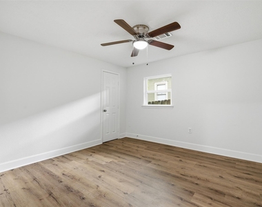 915 W Lewis Street - Photo Thumbnail 16