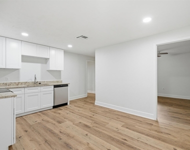 915 W Lewis Street - Photo Thumbnail 14