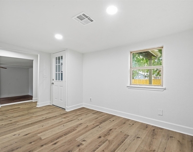 915 W Lewis Street - Photo Thumbnail 18